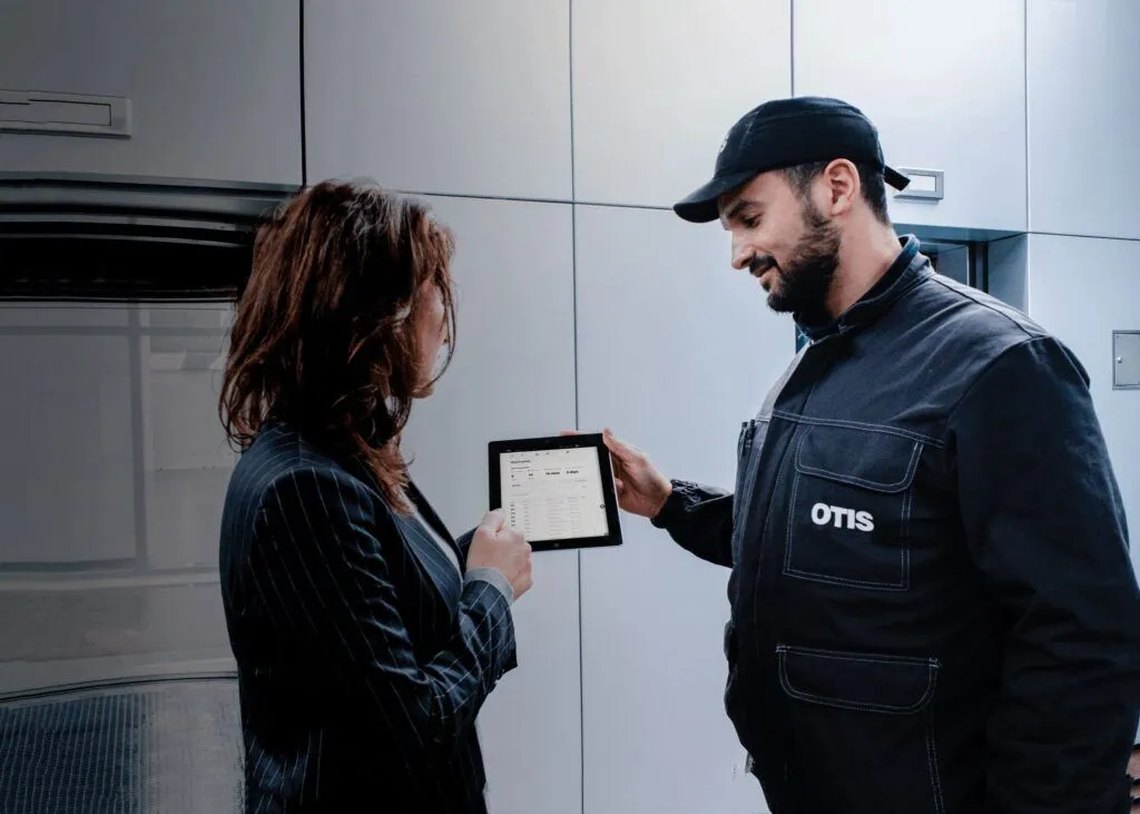 Tecnico Otis mostra dashboard su tablet